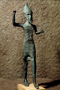 Fenicia: figurilla de un dios en bronce. Encontrada en el mar cerca de Selinunte, Sicilia. Siglo XIV-XIII a.C. Palermo, Museo Arqueológico Nacional de Phoenician