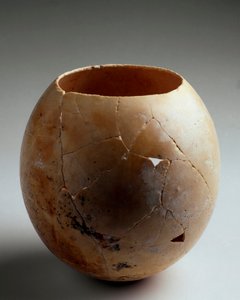 Arte fenicio: huevo de avestruz vacío. De Laurita (Almuñécar). Siglo VII a.C. Dim. 13.2 cm. Granada, Museo Arqueológico