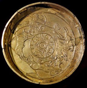 Arte fenicio: plato de oro decora escena de caza real. De Ras Shamra (Ugarit) siglo XIV a.C. Diámetro 19 cm París, Museo del Louvre de Phoenician