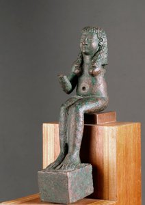 Arte fenicio: representación de la deidad Astarté. Escultura de bronce del siglo VII a.C. Del santuario de Carambolo en España. Dim. 16 cm Sevilla, museo arqueológico de Phoenician