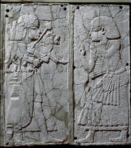 Civilización fenicia: adorno de cama decorado con un bajorrelieve de marfil que representa a un guardia presentando un león al rey de Phoenician
