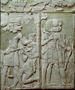 Civilización fenicia: adorno de cama con un bajo relieve de marfil que representa a un rey amenazando a un enemigo
