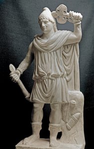 Civilización de los fenicios: divinidad mitraica sosteniendo una antorcha y un hacha doble. Siglo II o III d.C. Escultura de mármol. Dim. 87 cm. París, Museo del Louvre