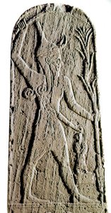 Arte fenicio: estela de piedra caliza del dios Baal con rayo. (Dios guerrero protegiendo al rey) Escultura del siglo XIX o XVIII a.C. De Ras Shamra (Ugarit) Museo del Louvre, París