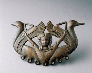 Arte fenicio: representación de la deidad Astarté. Está rodeada por dos pájaros despegando. Escultura de bronce del siglo VI a.C. De Sevilla. Dim. 16 cm Sevilla, museo arqueológico de Phoenician School