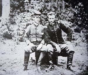 Retrato del Teniente George A. Custer (1839-1876) (sin sombrero) con su prisionero Teniente Washington del Ejército Confederado, capturado en mayo de 1862 de Photographer American
