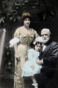Cantante australiana Nellie Melba (1861-1931) con su padre y una niña no identificada. Melbourne, principios del siglo XX. Fotografía