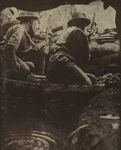 Soldados australianos en una trinchera llena de agua, Sanananda, Nueva Guinea, Segunda Guerra Mundial de Photographer Australian
