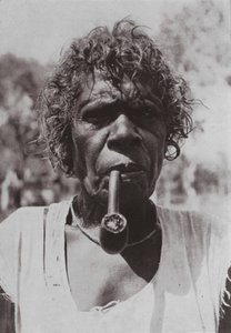 Lirio Oscuro fuma la Pipa de la Paz de Photographer Australian