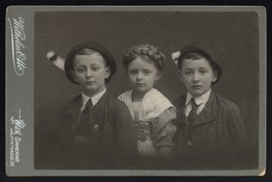 Retrato de tres niños austriacos