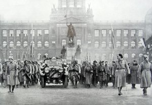Tropas checas acompañan al presidente Thomas Masaryk en Praga, 25 de diciembre de 1918 de Photographer Czech