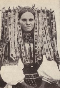Mujer checa con un tocado de cintas donde cada cinta denota un pretendiente que rechazó en matrimonio de Photographer Czech