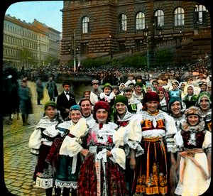 Jóvenes en trajes nacionales, Plaza de Wenceslao, Praga, Checoslovaquia, c.1921