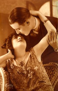 Pareja francesa de los años 1920 abrazándose