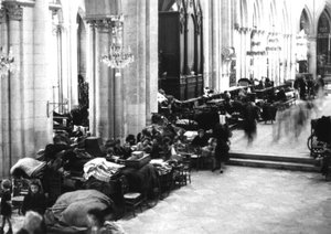 Personas refugiadas en la catedral de Caen, julio de 1944 (foto b/n) de Photographer French