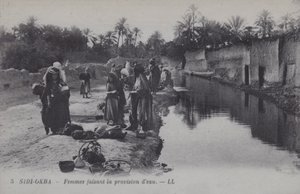 Mujeres recogiendo agua en Sidi-Okba, Argelia de Photographer French