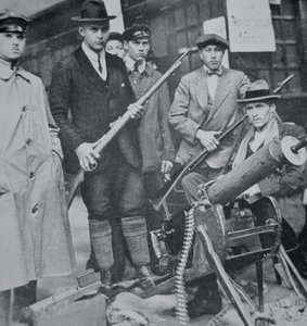 Un grupo de insurrectos ocupa la estación de tren de Múnich de Photographer German