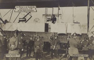 Un marinero en la góndola del Zeppelin LZ III en el campo de tiro de Tegel, Berlín