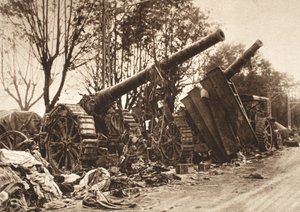 Una pequeña parte del vasto botín de armas en la línea de retirada de Isonzo a Piave de Photographer German