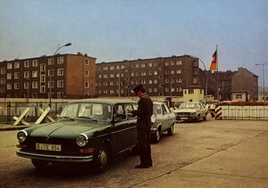 Según el acuerdo entre el Gobierno de la República Democrática Alemana y el Senado de Berlín Occidental visitantes... (foto a color)
