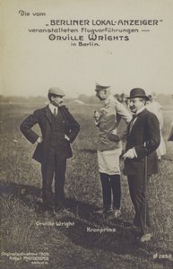 El aviador estadounidense Orville Wright conversando con el Príncipe Heredero Guillermo de Alemania durante una visita a Berlín de Photographer German