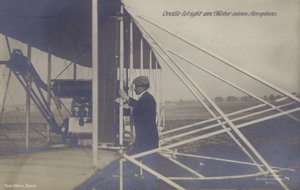 Aviador estadounidense Orville Wright inspeccionando el motor de su avión