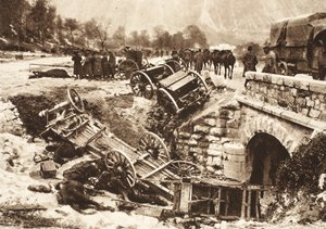 Un convoy de municiones italiano en una ruta de suministro cerca de Udine bajo fuego de artillería alemana de Photographer German