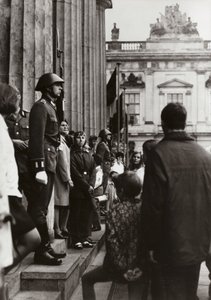 En el Memorial a las Víctimas del Fascismo y Militarismo, soldados del Ejército Popular Nacional honran a los pioneros de la paz y el socialismo (foto en blanco y negro)