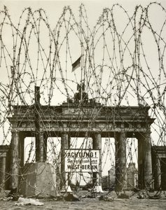 Alambre de púas frente a la Puerta de Brandeburgo, Berlín, Alemania, durante la ocupación aliada de la ciudad después de la Segunda Guerra Mundial de Photographer German