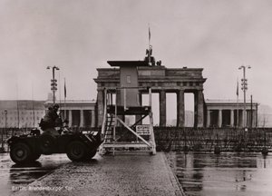 Coche blindado británico en la frontera entre Berlín Este y Oeste en la Puerta de Brandeburgo