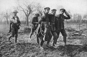 Camaradería: prisioneros ingleses con un alemán herido camino al punto de recolección de bajas