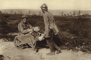 Soldado francés capturado transportando a su camarada herido en una carretilla, Primera Guerra Mundial