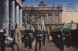 Cambio de guardia en la Neue Wache, Unter den Linden, Berlín, Alemania