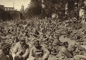 Punto de recolección en la ciudadela de Laon, Francia, para prisioneros franceses capturados en la Ofensiva de Primavera alemana, Primera Guerra Mundial de Photographer German