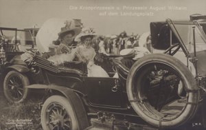 La princesa heredera Cecilie y la princesa August Wilhelm de Alemania en un campo de aterrizaje de Zeppelin de Photographer German