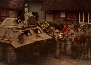 Durante un descanso en una marcha, los soldados del Ejército Popular Nacional son recibidos cordialmente por los habitantes