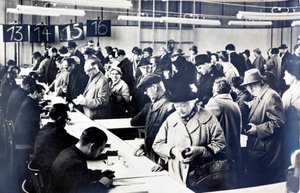 Ciudadanos de Alemania del Este haciendo fila para obtener permisos para visitar a familiares en el Oeste de Photographer German