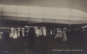 Emperatriz Victoria Augusta de Alemania con el Zeppelin LZ III