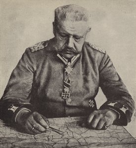 Mariscal de campo von Hindenburg estudiando un mapa