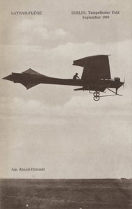 El aviador francés Hubert Latham sobrevolando el aeródromo de Tempelhof, Berlín, septiembre 1909