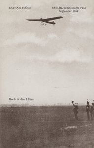 Aviador francés Hubert Latham volando sobre el aeródromo de Tempelhof, Berlín, septiembre de 1909 de Photographer German