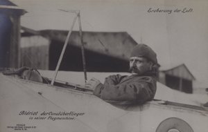 Aviador francés Louis Bleriot, el primero en volar a través del Canal de la Mancha, en su monoplano