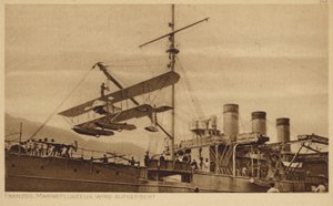 Avión naval francés siendo levantado a un barco
