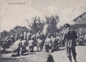Soldados del ejército alemán participando en un servicio religioso al aire libre de Photographer German