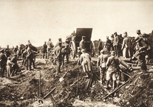 Batería alemana avanza sobre terreno difícil antes de Fismes, franceses capturados en primer plano listos para ser transportados de Photographer German