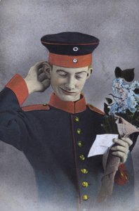 Soldado alemán sosteniendo una nota y un ramo de flores de Photographer German