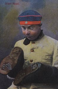 Soldado alemán mirando las suelas de sus botas