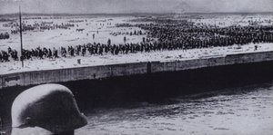 Soldado alemán vigilando prisioneros aliados en la playa de Dunkerque, Francia, Segunda Guerra Mundial, junio de 1940
