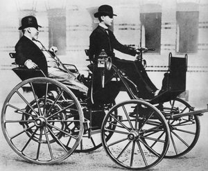 Gottlieb Daimler, con su hijo conduciendo, en el primer automóvil