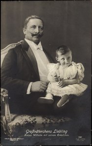 El querido del abuelo, el emperador Guillermo con su nieta de Photographer German